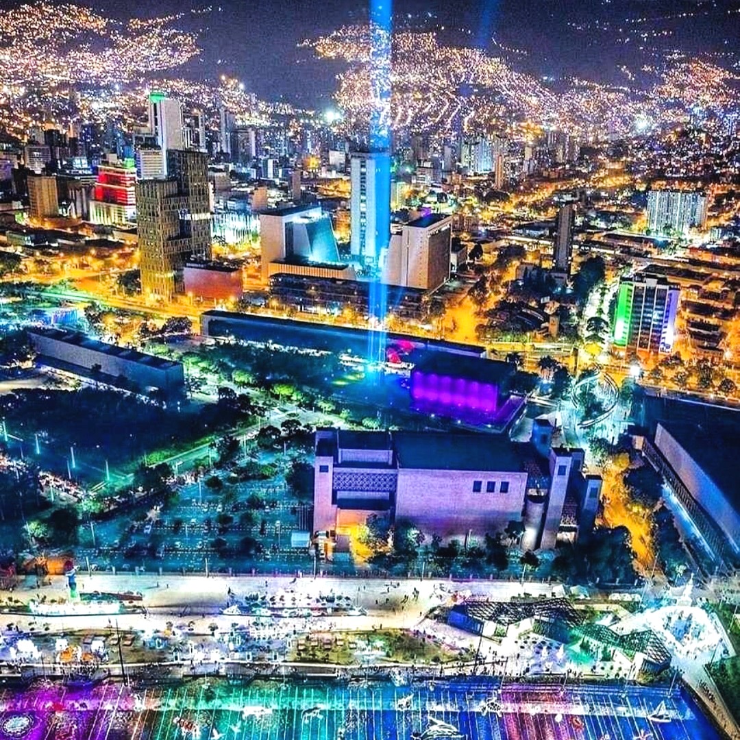 Vista nocturna de Medellín para experiencias de turismo de lujo
